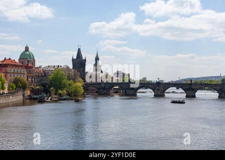 Die Karlsbrücke über die Moldau in Prag, mit dem Altstädter Brückenturm und dem Bedrich Smetana Museum auf der linken Seite - Tschechische Republik. Stockfoto