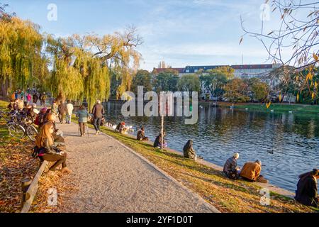 Urbanhafen in Berlin-Kreuzberg, Herbststimmung, Altweibersommer, Berlin Herbststimmung am Urbanhafen in Berlin-Kreuzberg, Deutschland *** Urbanhafen in Berlin Kreuzberg, Herbststimmung, indischer Sommer, Berlin Herbststimmung am Urbanhafen in Berlin Kreuzberg, Deutschland Stockfoto