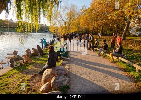 Urbanhafen in Berlin-Kreuzberg, Herbststimmung, Altweibersommer, Berlin Herbststimmung am Urbanhafen in Berlin-Kreuzberg, Deutschland *** Urbanhafen in Berlin Kreuzberg, Herbststimmung, indischer Sommer, Berlin Herbststimmung am Urbanhafen in Berlin Kreuzberg, Deutschland Stockfoto