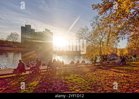 Urbanhafen in Berlin-Kreuzberg, Herbststimmung, Altweibersommer, Berlin Herbststimmung am Urbanhafen in Berlin-Kreuzberg, Deutschland *** Urbanhafen in Berlin Kreuzberg, Herbststimmung, indischer Sommer, Berlin Herbststimmung am Urbanhafen in Berlin Kreuzberg, Deutschland Stockfoto