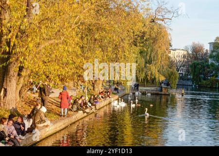 Urbanhafen in Berlin-Kreuzberg, Herbststimmung, Altweibersommer, Berlin Herbststimmung am Urbanhafen in Berlin-Kreuzberg, Deutschland *** Urbanhafen in Berlin Kreuzberg, Herbststimmung, indischer Sommer, Berlin Herbststimmung am Urbanhafen in Berlin Kreuzberg, Deutschland Stockfoto