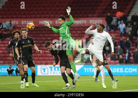 Coventry City Torhüter Oliver Dovin spuckt ein Middlesbrough-Kreuz während des Sky Bet Championship-Spiels zwischen Middlesbrough und Coventry City im Riverside Stadium, Middlesbrough am Samstag, den 2. November 2024. (Foto: Michael Driver | MI News) Credit: MI News & Sport /Alamy Live News Stockfoto