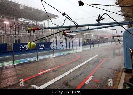 Sao Paulo, Brasilien. November 2024. Atmosphäre auf der Rennstrecke – vor dem Qualifying fällt starker Regen in die Gruben. 02.11.2024. Formel-1-Weltmeisterschaft, Rd 21, Großer Preis Brasiliens, Sao Paulo, Brasilien, Sprint und Qualifikationstag. Das Foto sollte lauten: XPB/Alamy Live News. Stockfoto