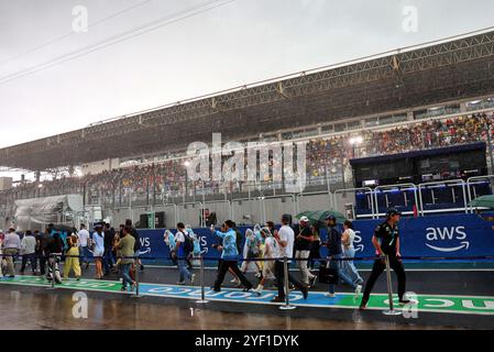 Sao Paulo, Brasilien. November 2024. Rennatmosphäre – der Boxenspaziergang der Fans wird kurz nach starkem Regen vor dem Qualifying genannt. 02.11.2024. Formel-1-Weltmeisterschaft, Rd 21, Großer Preis Brasiliens, Sao Paulo, Brasilien, Sprint und Qualifikationstag. Das Foto sollte lauten: XPB/Alamy Live News. Stockfoto