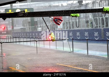 Sao Paulo, Brasilien. November 2024. Atmosphäre auf der Rennstrecke – vor dem Qualifying fällt starker Regen in die Gruben. 02.11.2024. Formel-1-Weltmeisterschaft, Rd 21, Großer Preis Brasiliens, Sao Paulo, Brasilien, Sprint und Qualifikationstag. Das Foto sollte lauten: XPB/Alamy Live News. Stockfoto