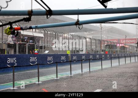 Sao Paulo, Brasilien. November 2024. Atmosphäre auf der Rennstrecke – vor dem Qualifying fällt starker Regen in die Gruben. 02.11.2024. Formel-1-Weltmeisterschaft, Rd 21, Großer Preis Brasiliens, Sao Paulo, Brasilien, Sprint und Qualifikationstag. Das Foto sollte lauten: XPB/Alamy Live News. Stockfoto