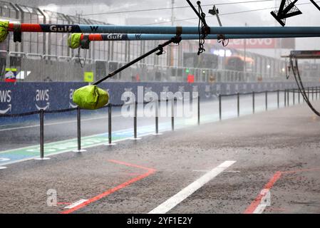 Sao Paulo, Brasilien. November 2024. Atmosphäre auf der Rennstrecke – vor dem Qualifying fällt starker Regen in die Gruben. 02.11.2024. Formel-1-Weltmeisterschaft, Rd 21, Großer Preis Brasiliens, Sao Paulo, Brasilien, Sprint und Qualifikationstag. Das Foto sollte lauten: XPB/Alamy Live News. Stockfoto