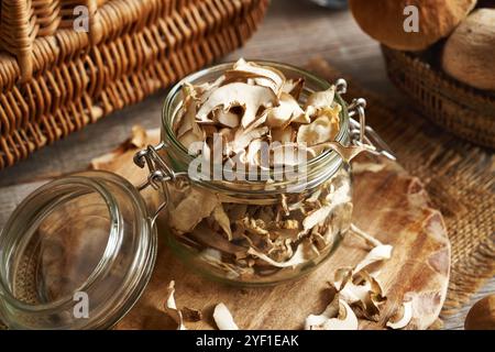 Getrocknete wilde Königspilze oder Steinpilze in einem Glasgefäß. Nahrungssuche. Stockfoto