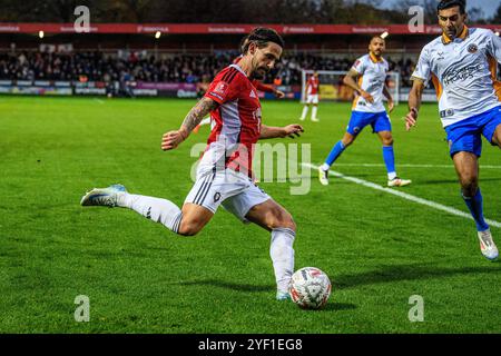 Liam Shepherd von Salford City FC versucht, den Ball beim Spiel der ersten Runde des FA Cup zwischen Salford City und Shrewsbury Town im Peninsula Stadium in Salford am Samstag, den 2. November 2024, zu klären. (Foto: Ian Charles | MI News) Credit: MI News & Sport /Alamy Live News Stockfoto