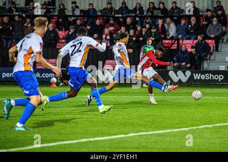 Kelly Nmai von Salford City FC versucht am Samstag, den 2. November 2024, im Peninsula Stadium in Salford City einen Torschuss beim Spiel der ersten Runde des FA Cup zwischen Salford City und Shrewsbury Town. (Foto: Ian Charles | MI News) Credit: MI News & Sport /Alamy Live News Stockfoto