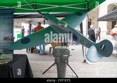 Zentrum von London, Großbritannien. November 2024. spitfire-Flugzeugmodell, das bei der Eröffnung des St James’s Motorspektakels zu sehen war und viele der Veteran Car Run-Stars zeigt, alles von den frühesten Oldtimer und Motorrädern bis zu den neuesten Hypercars im Zentrum Londons England Großbritannien Credit: Xiu Bao/Alamy Live News Stockfoto