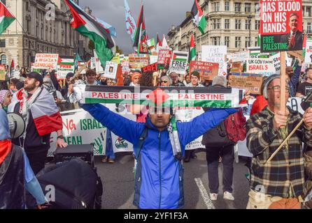 London, Großbritannien. November 2024. Während des marsches in Zentral-London ziehen Demonstranten mit palästinensischen Flaggen und palästinensischen Plakaten und Spruchbändern in Solidarität mit Palästina und dem Libanon über den Parlamentsplatz und fordern ein Ende der israelischen Angriffe. Quelle: SOPA Images Limited/Alamy Live News Stockfoto