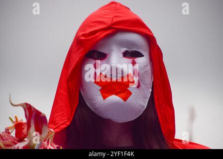 London, Großbritannien. November 2024. Während des marsches in Zentral-London steht ein palästinensischer Demonstrant mit einer Maske vor der Downing Street, der in Solidarität mit Palästina und dem Libanon ein Ende der israelischen Angriffe fordert. Quelle: SOPA Images Limited/Alamy Live News Stockfoto