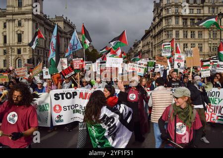 London, Großbritannien. November 2024. Während des marsches in Zentral-London ziehen Demonstranten mit palästinensischen Flaggen und palästinensischen Plakaten und Spruchbändern in Solidarität mit Palästina und dem Libanon über den Parlamentsplatz und fordern ein Ende der israelischen Angriffe. Quelle: SOPA Images Limited/Alamy Live News Stockfoto