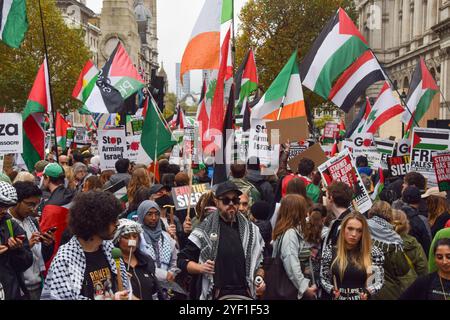 London, Großbritannien. November 2024. Demonstranten versammeln sich vor der Downing Street mit palästinensischen Fahnen und palästinensisch-propalästinensischen Plakaten während des marsches in Zentral-London in Solidarität mit Palästina und dem Libanon und rufen dazu auf, die israelischen Angriffe zu beenden. Quelle: SOPA Images Limited/Alamy Live News Stockfoto