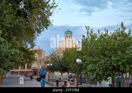 BUCHARA, USBEKISTAN;19. SEPTEMBER 2024: Der toqi Sarrofon Dome, auch bekannt als der Dom der Geldwechsler, ist ein prominentes architektonisches Merkmal Stockfoto