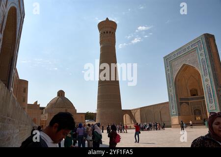 BUCHARA, USBEKISTAN;SEPTEMBER,19,2024: Die Po-i-Kalyan Moschee mit dem atemberaubenden Kalyan Minarett ist eines der berühmtesten Wahrzeichen Stockfoto