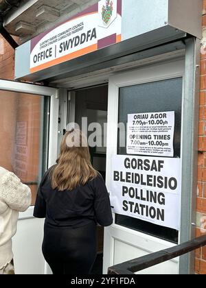 Church Village, Pontypridd, Wales, Vereinigtes Königreich - 4. Juli 2024: Menschen, die in einer Wahlstation anstehen, um ihre Stimme abzugeben. Stockfoto