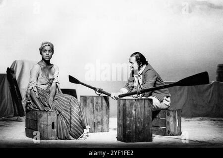 Alphonsia Emmanuel (Duckling Smith), Jim Broadbent (Midshipman Harry Brewer, RM) in OUR COUNTRY's GOOD von Timberlake Wertenbaker am Royal Court Theatre, London SW1 09/09/1988 basierend auf „The Playmaker“ von Thomas Keneally Design: Peter Hartwell Beleuchtung: Jenny Cane Regie: Max Stafford-Clark Stockfoto