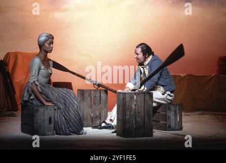 Alphonsia Emmanuel (Duckling Smith), Jim Broadbent (Midshipman Harry Brewer, RM) in OUR COUNTRY's GOOD von Timberlake Wertenbaker am Royal Court Theatre, London SW1 09/09/1988 basierend auf „The Playmaker“ von Thomas Keneally Design: Peter Hartwell Beleuchtung: Jenny Cane Regie: Max Stafford-Clark Stockfoto