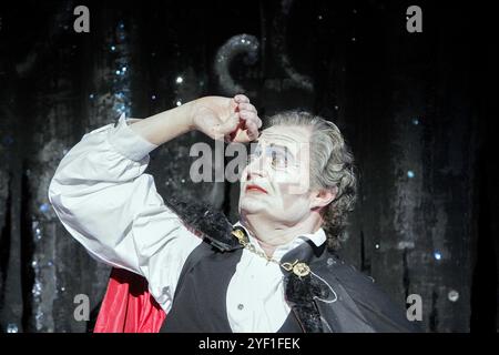 Jim Broadbent (Edward Lionheart) in THEATRE OF BLOOD von Lee Simpson & Phelim McDermott im Lyttelton Theatre, National Theatre (NT), London SE1 19/05/2005 basierend auf der MGM-Filmmusik: Joby Talbot Design: Rae Smith Beleuchtung: Colin Grenfell Illusionist: Paul Kieve Regisseur: Phelim McDermott Stockfoto