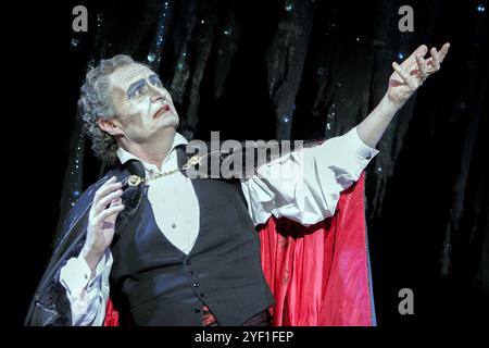 Jim Broadbent (Edward Lionheart) in THEATRE OF BLOOD von Lee Simpson & Phelim McDermott im Lyttelton Theatre, National Theatre (NT), London SE1 19/05/2005 basierend auf der MGM-Filmmusik: Joby Talbot Design: Rae Smith Beleuchtung: Colin Grenfell Illusionist: Paul Kieve Regisseur: Phelim McDermott Stockfoto