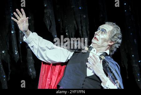 Jim Broadbent (Edward Lionheart) in THEATRE OF BLOOD von Lee Simpson & Phelim McDermott im Lyttelton Theatre, National Theatre (NT), London SE1 19/05/2005 basierend auf der MGM-Filmmusik: Joby Talbot Design: Rae Smith Beleuchtung: Colin Grenfell Illusionist: Paul Kieve Regisseur: Phelim McDermott Stockfoto