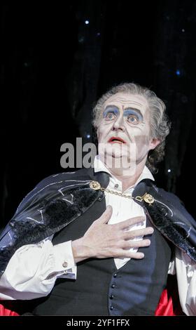 Jim Broadbent (Edward Lionheart) in THEATRE OF BLOOD von Lee Simpson & Phelim McDermott im Lyttelton Theatre, National Theatre (NT), London SE1 19/05/2005 basierend auf der MGM-Filmmusik: Joby Talbot Design: Rae Smith Beleuchtung: Colin Grenfell Illusionist: Paul Kieve Regisseur: Phelim McDermott Stockfoto