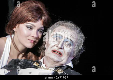 Rachael Stirling (Miranda Lionheart), Jim Broadbent (Edward Lionheart) in THEATRE OF BLOOD von Lee Simpson & Phelim McDermott im Lyttelton Theatre, National Theatre (NT), London SE1 19/05/2005 basierend auf der MGM-Filmmusik: Joby Talbot Design: Rae Smith Beleuchtung: Colin Grenfell Illusionist: Paul Kieve Regisseur: Phelim McDermott Stockfoto