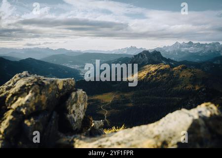 Dies ist ein fesselnder Blick auf eine atemberaubende Bergkette mit üppigen grünen Bäumen und zerklüfteten Felsen, die im Vordergrund stehen Stockfoto