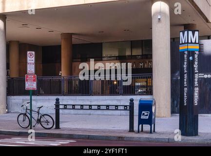 Washington, USA. November 2024. WASHINGTON, DC - 01. NOVEMBER: Eingang zur U-Bahn-Station Farragut West in Washington, DC (Foto: Tony Quinn/SipaUSA) Credit: SIPA USA/Alamy Live News Stockfoto