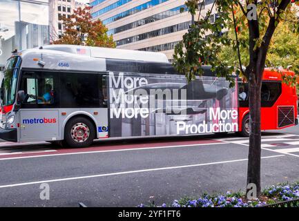 Washington, USA. November 2024. WASHINGTON, DC - 1. NOVEMBER: A metrobus in Washington, DC. (Foto: Tony Quinn/SipaUSA) Credit: SIPA USA/Alamy Live News Stockfoto