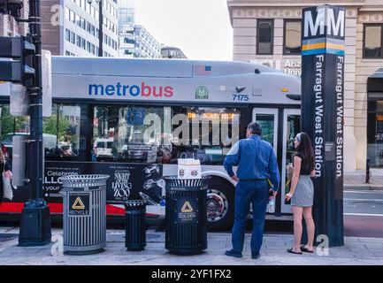 Washington, USA. November 2024. WASHINGTON, DC - 01. NOVEMBER: Ein Metrobus vor der U-Bahn-Station Farragut West in Washington, DC. (Foto: Tony Quinn/SipaUSA) Credit: SIPA USA/Alamy Live News Stockfoto