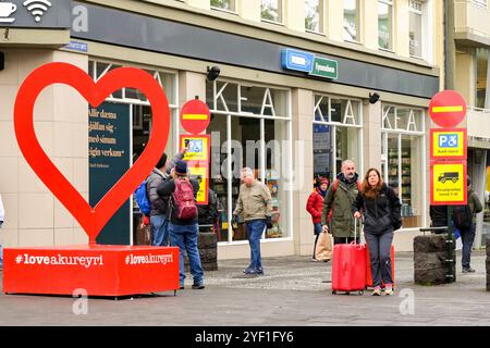 Akureyri, Island - 24. August 2024: Menschen in Herzform lieben Akureyri-Skulpturen im Stadtzentrum Stockfoto