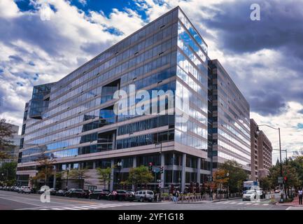 Washington, USA. November 2024. WASHINGTON, DC - 1. NOVEMBER: Das Gebäude des Internationalen Währungsfonds in Washington, DC (Foto: Tony Quinn/SipaUSA) Credit: SIPA USA/Alamy Live News Stockfoto