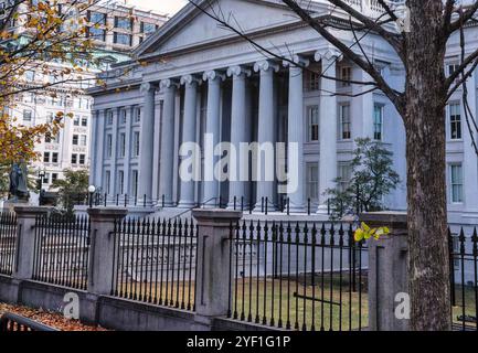 Washington, USA. November 2024. WASHINGTON, DC - 01. NOVEMBER: Das Gebäude des Finanzministeriums in Washington, DC. (Foto: Tony Quinn/SipaUSA) Credit: SIPA USA/Alamy Live News Stockfoto