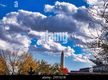 Washington, USA. November 2024. WASHINGTON, DC - 1. NOVEMBER: Ein Blick auf das Washington Monument vor dem White Housein Washington, DC. (Foto: Tony Quinn/SipaUSA) Credit: SIPA USA/Alamy Live News Stockfoto