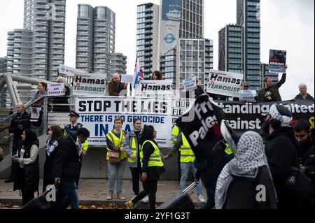 Am 2. November 2024 trafen sich Tausende von Menschen in Whitehall, um zur amerikanischen Botschaft zu marschieren, um Palästina zu unterstützen und einen Waffenstillstand und das Ende zu fordern Stockfoto