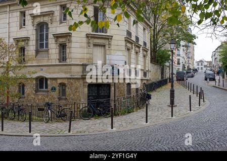 Paris, Frankreich, 10.31.2024 Place Dalida an der Ecke Rue de l'Abreuvoir in Montmartre im 18. Arrondissement von Paris. Stockfoto