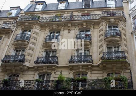 Paris, Frankreich, 10.31.2024. Ein typisches Haussmann-Gebäude in Montmartre im 18. Arrondissement von Paris Stockfoto