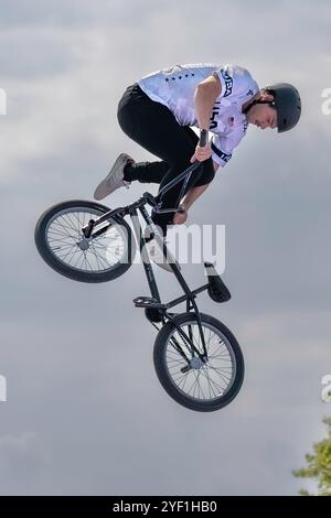 Justin Dowell (USA) tritt im Cycling BMX Freestyle Men's Park Final an Stockfoto