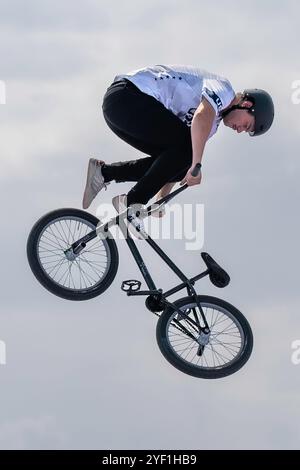 Justin Dowell (USA) tritt im Cycling BMX Freestyle Men's Park Final an Stockfoto