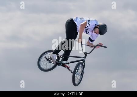 Justin Dowell (USA) tritt im Cycling BMX Freestyle Men's Park Final an Stockfoto