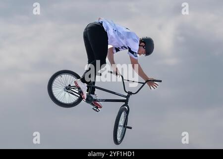 Justin Dowell (USA) tritt im Cycling BMX Freestyle Men's Park Final an Stockfoto