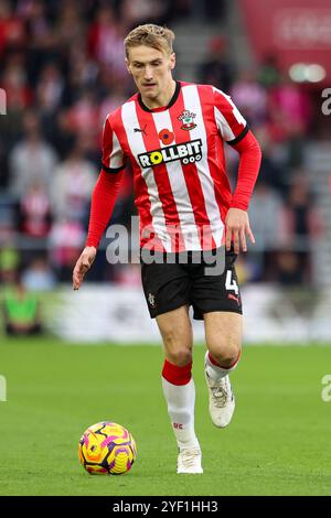 Southampton, Großbritannien. November 2024. Flynn Downes von Southampton FC während des Southampton FC gegen Everton FC in St. Mary's Stadium, Southampton, England, Großbritannien am 2. November 2024 Credit: Every Second Media/Alamy Live News Stockfoto