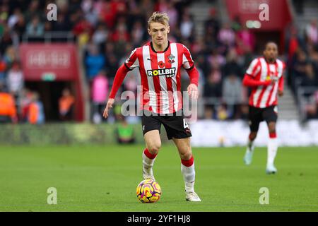 Southampton, Großbritannien. November 2024. Flynn Downes von Southampton FC während des Southampton FC gegen Everton FC in St. Mary's Stadium, Southampton, England, Großbritannien am 2. November 2024 Credit: Every Second Media/Alamy Live News Stockfoto