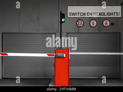 Tiefgarage-Eingang mit Schalter für Scheinwerfer Schild und grünes Licht Stockfoto