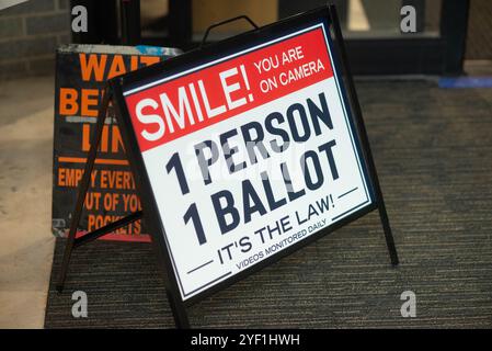 Ein Schild besagt, dass die Wähler beginnen, ihre Post in den Stimmzettel am Freitag, den 13. Mai 2022, im Bucks County Administration Building in Doylestown, Pennsylvania, an das County Drop Box zurückzugeben. (WILLIAM THOMAS CAIN/FOTOJOURNALIST) Stockfoto