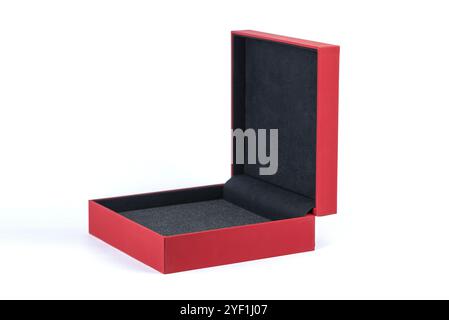 Eine leere, leuchtend rote Box mit einer weichen schwarzen Innenseite, perfekt für Geschenke oder Aufbewahrung Stockfoto