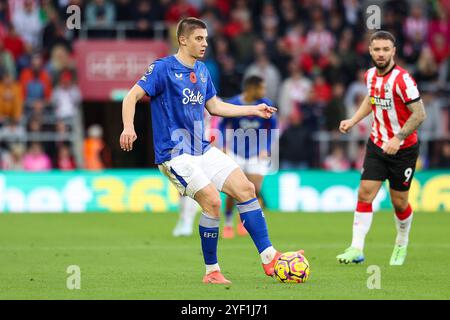 Southampton, Großbritannien. November 2024. Vitalii Mykolenko vom Everton FC während des Southampton FC gegen Everton FC in St. Mary's Stadium, Southampton, England, Großbritannien am 2. November 2024 Credit: Every Second Media/Alamy Live News Stockfoto